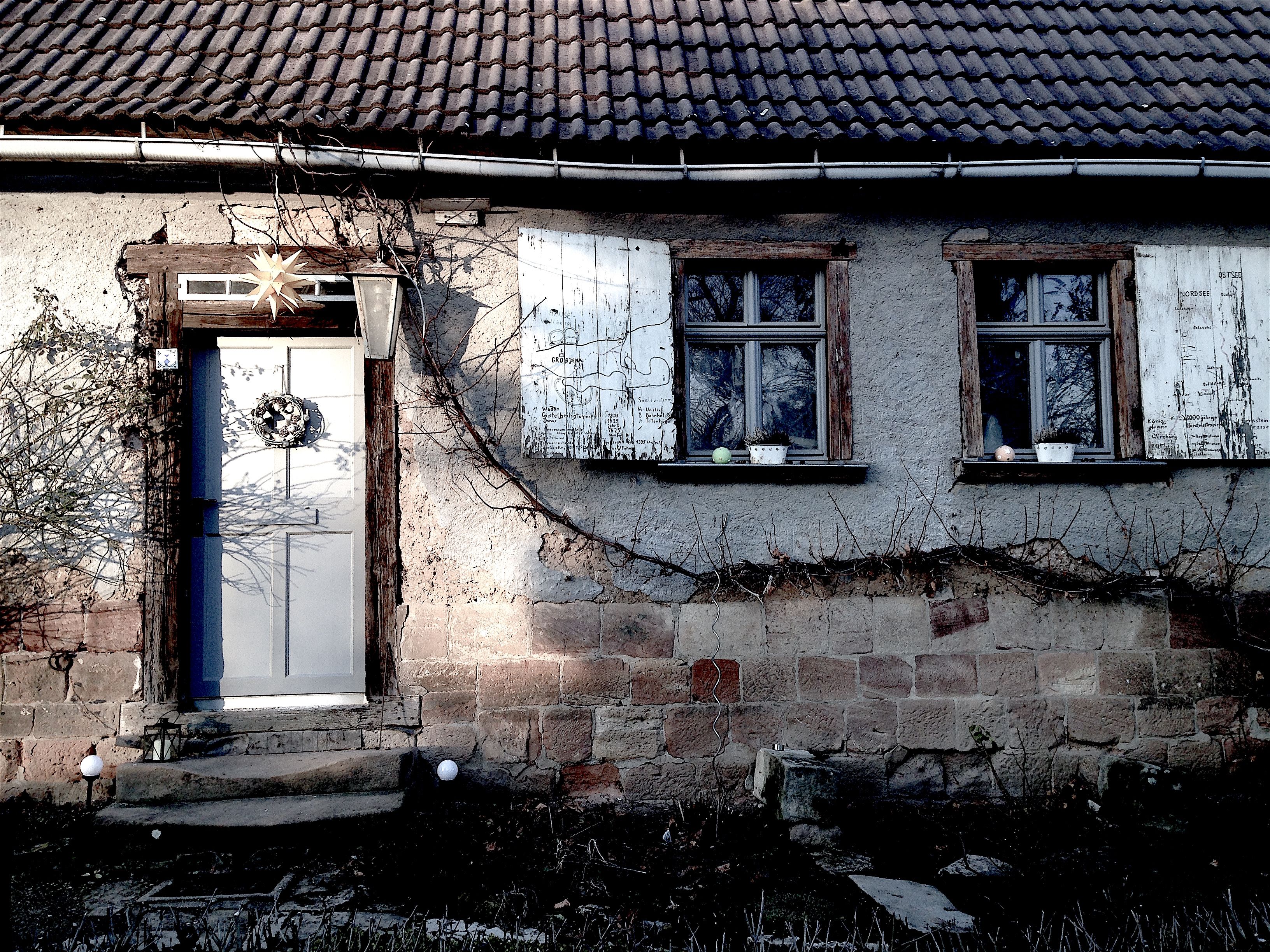 Hochwassermarken am Fährhäuschen
